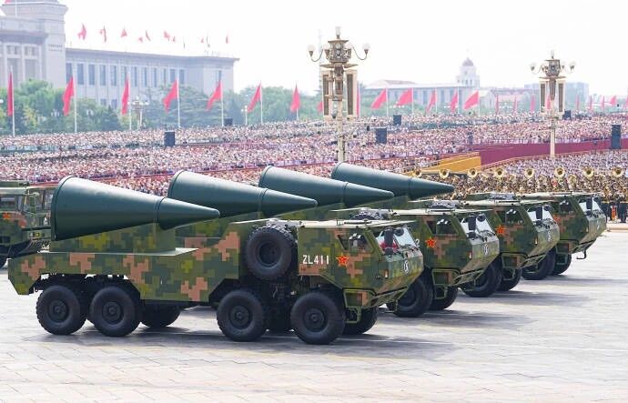 致敬强国荣光，汲取奋进力量：爱体育(中国)计算机全员同看九三阅兵，铭记抗战胜利80周年